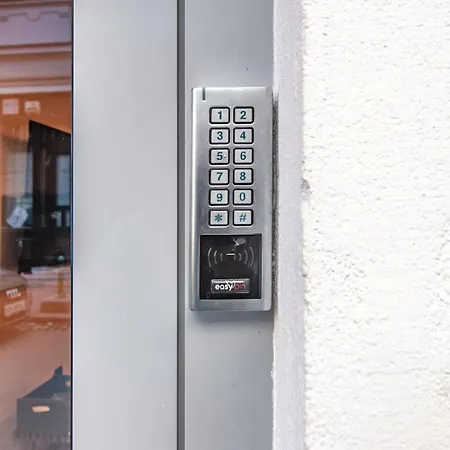 Apartment Six In The - Stylish Ground-floor In Old Town With Private Entrance
