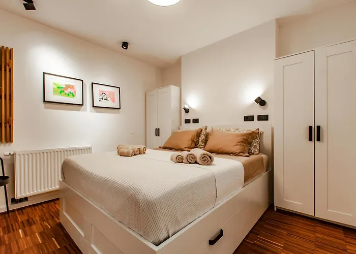 Six In The Apartment, דירה