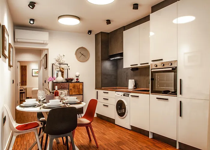 Six In The Apartment, דירה *