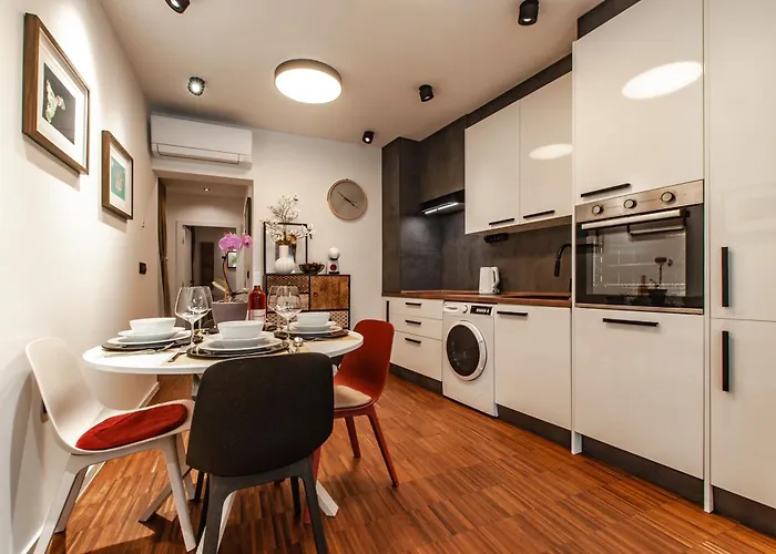 Six In The Apartment, דירה *