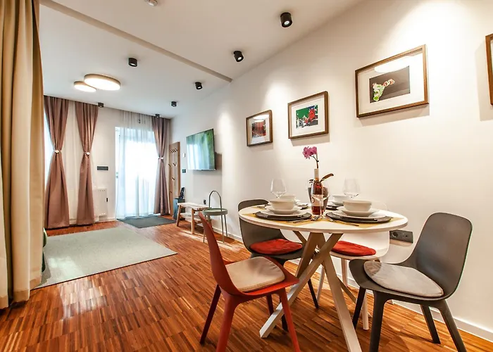 Six In The Apartment, דירה