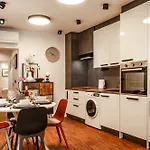Six In The - Stylish Ground-floor In Old Town With Private Entrance Apartma *