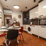 Six In The - Stylish Ground-floor In Old Town With Private Entrance Apartma *