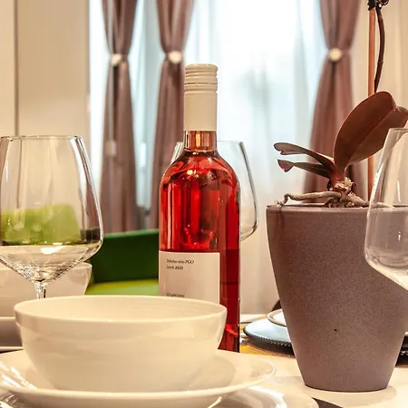 Six In The Apartment, Apartamento *