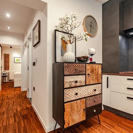 Six In The Apartment, Apartamento Liubliana