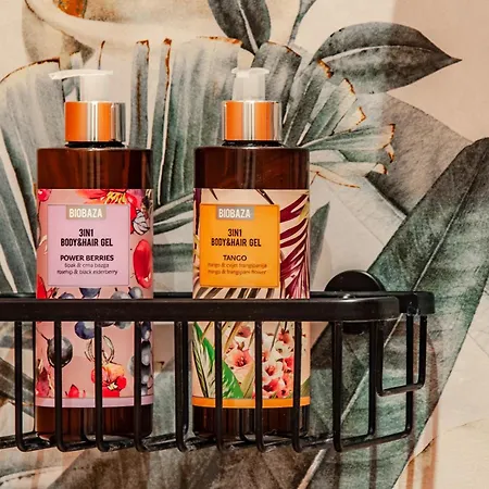 Six In The Apartment, Apartman *