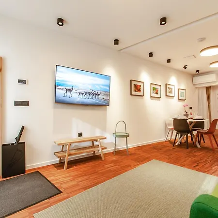 Apartma Six In The - Stylish Ground-floor In Old Town With Private Entrance *