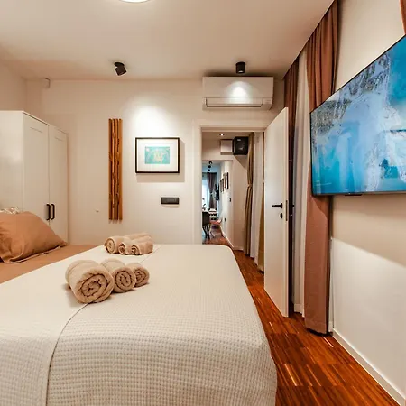 Six In The Apartment, * Ljubljana