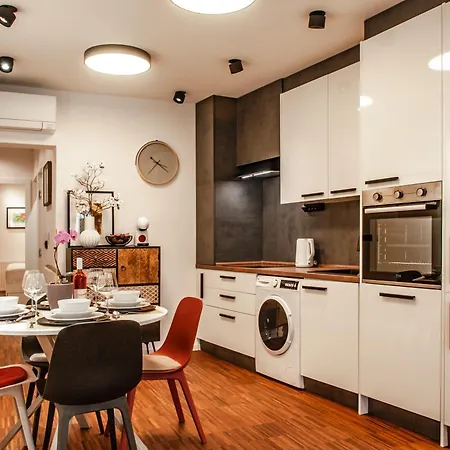 Six In The Apartment, Apartamento *