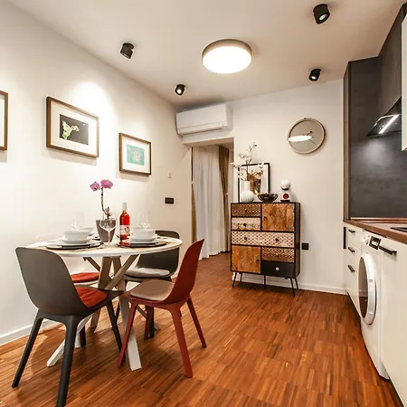 Διαμέρισμα Six In The Apartment,