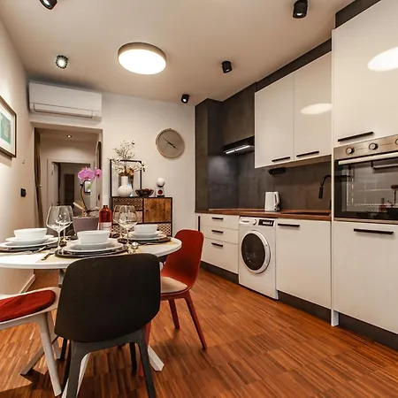 Six In The Apartment, Apartamento *