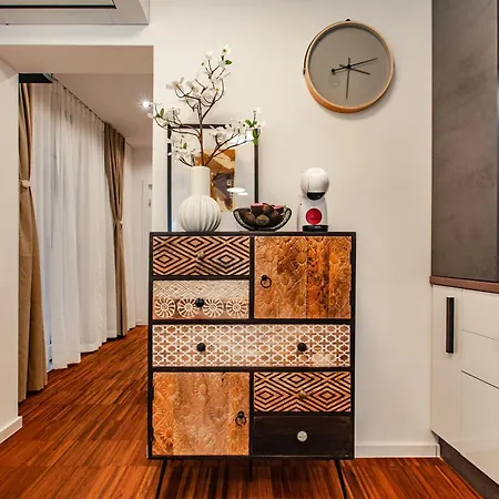 Six In The Apartment, Apartamento Liubliana