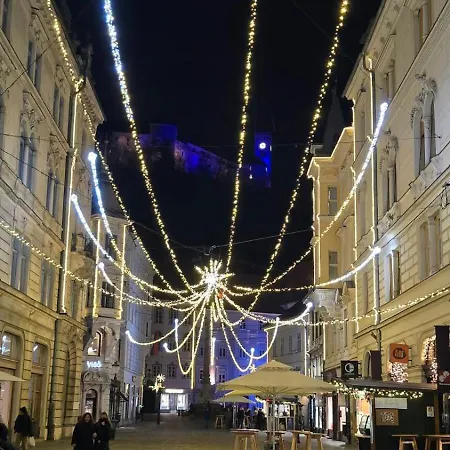 Six In The Apartment, شقة *