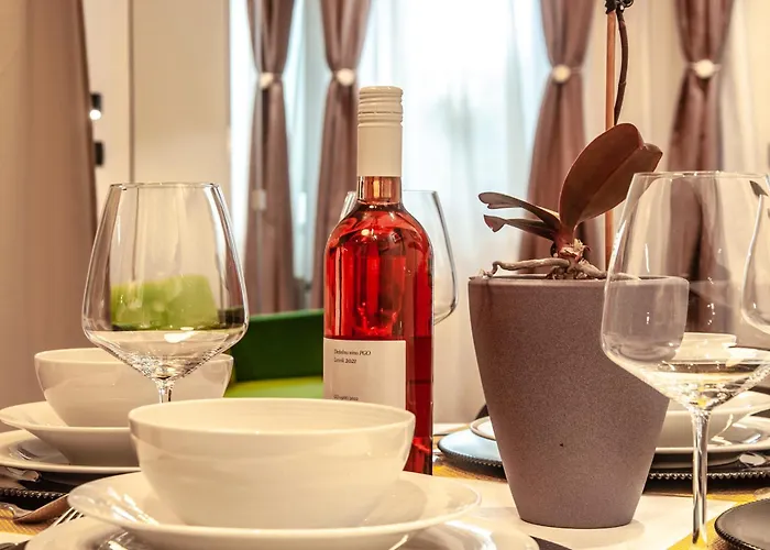 Six In The Apartment, Lejlighed *