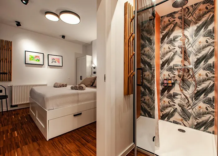 Lejlighed Six In The Apartment, *