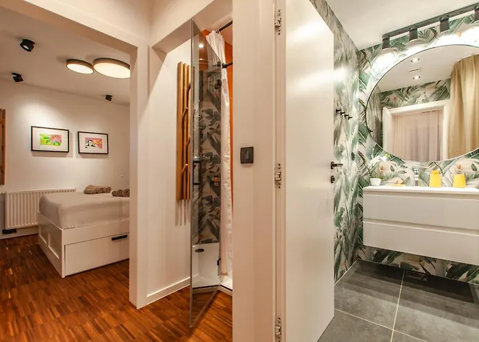 Six In The Apartment, Lejlighed Ljubljana