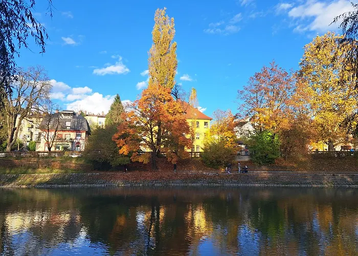 Six In The Apartment, Lejlighed *