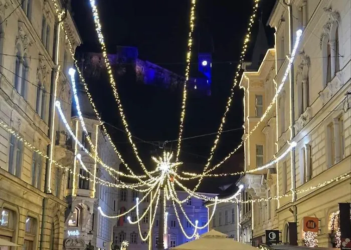 Six In The Apartment, Lejlighed *