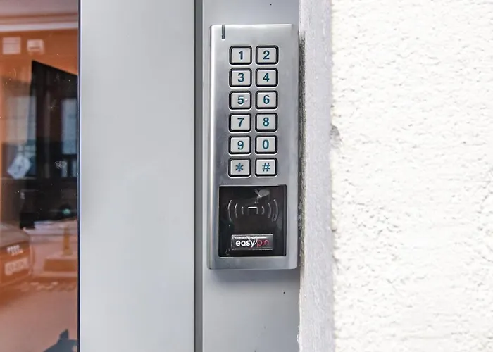 アパート Six In The Apartment,