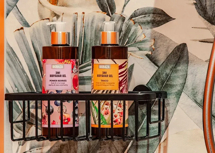 Six In The Apartment, アパート *