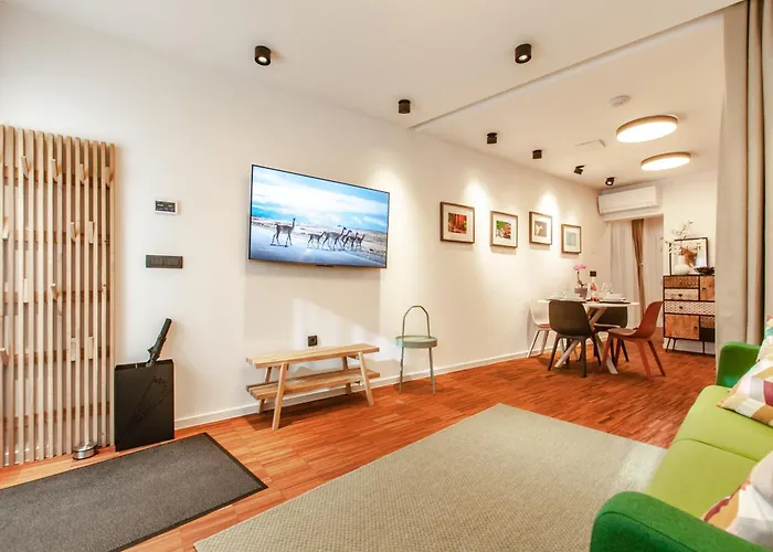 アパート Six In The Apartment, *