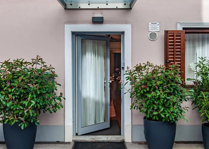 アパート Six In The Apartment, *